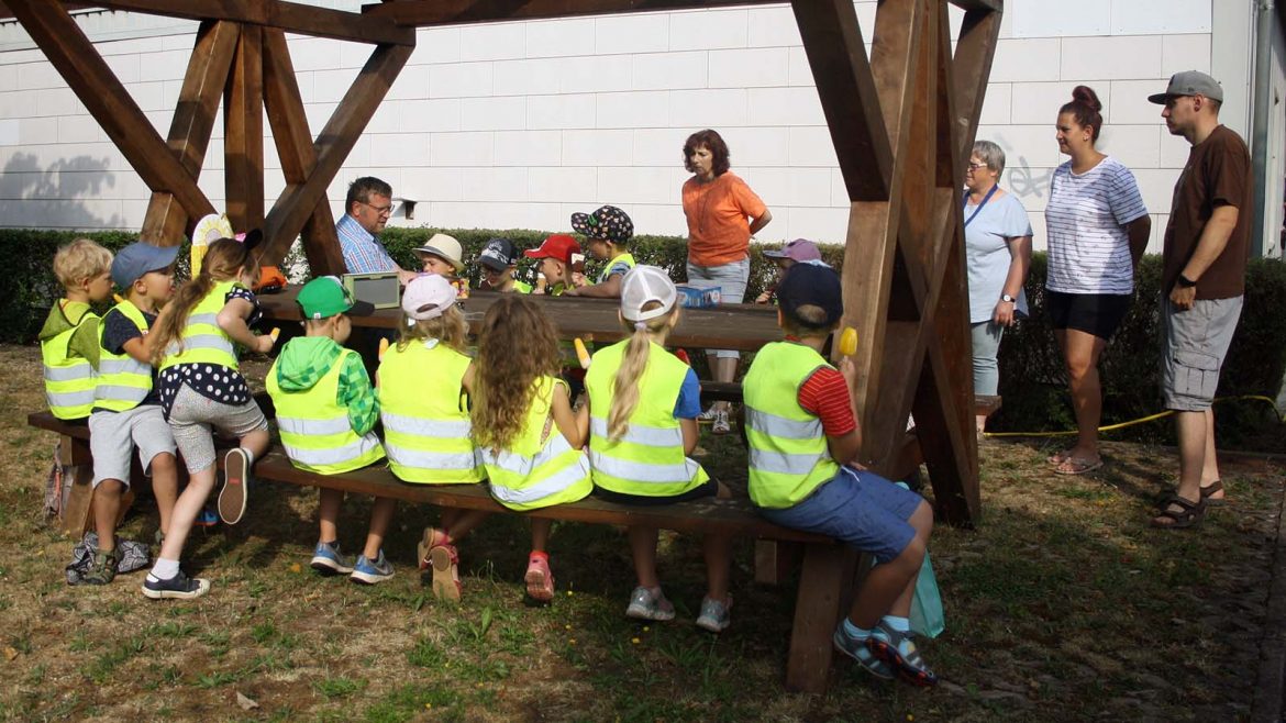 abc-schuetzen-2022-kindergarten-zwergenland-ot-graefenroda-verabschieden-sich-von-buergermeister-dominik-straube_05