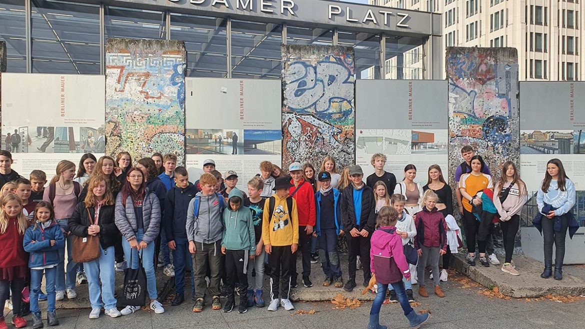 007_An den Mauerresten auf dem Potsdamer Platz schnell ein Gruppenbild