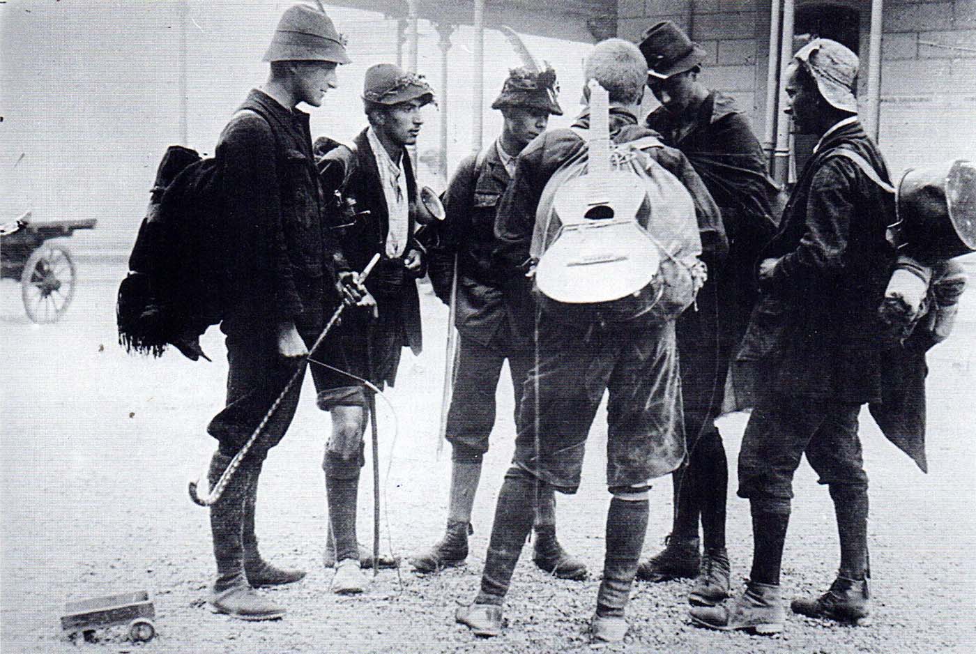 Die Heidelberger „Pachanten“, darunter Hans Breuer (mit Gitarre auf dem Rücken), der Herausgeber des „Zupfgeigenhansl“ und Mitbegründer des deutschen „Wandervogels“, Photographie, 1909