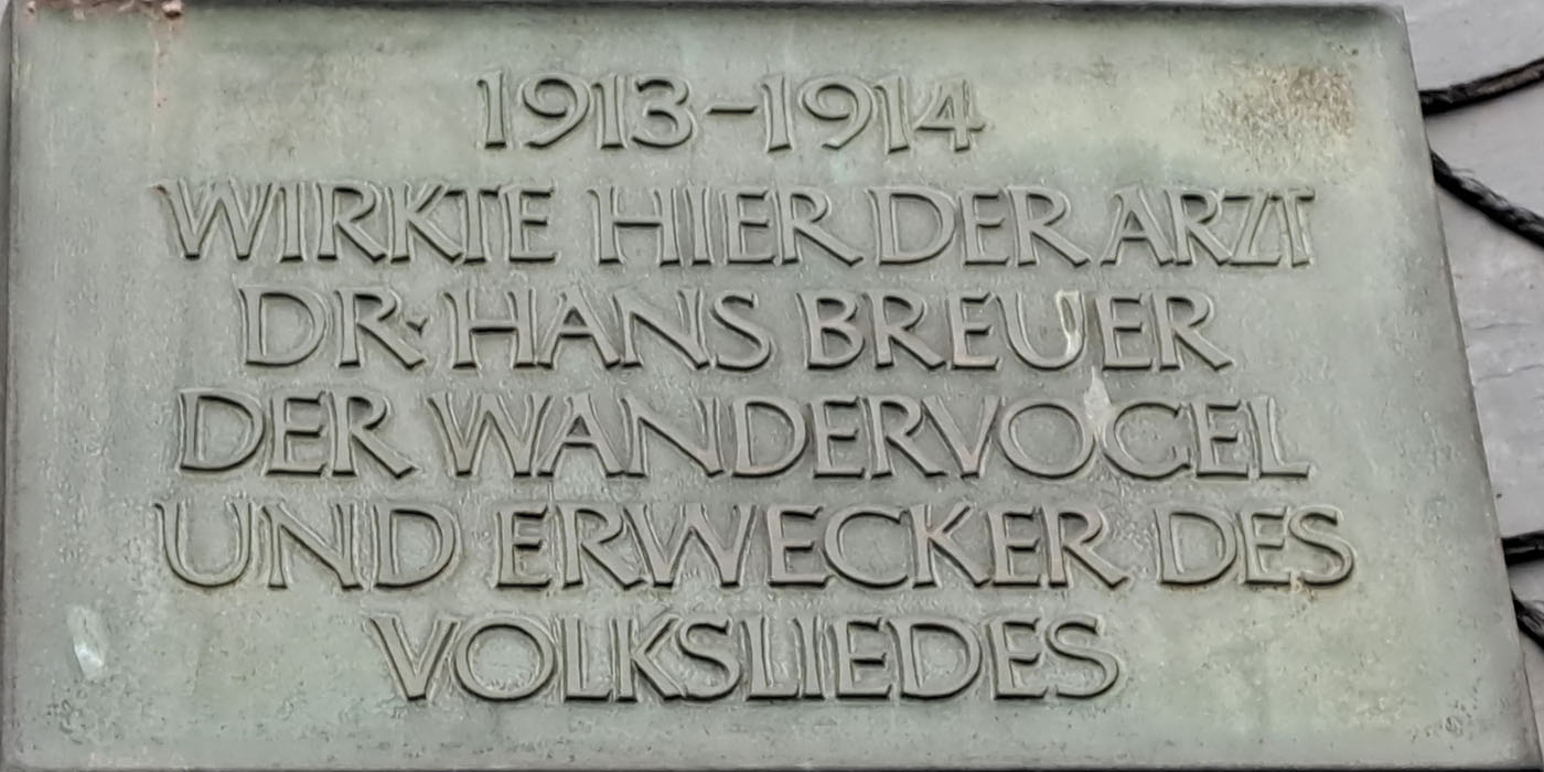 Gedenktafel am ehemaligen Wohnhaus von Hans und Elisabeth Breuer in Gräfenroda, Friedrichstraße 28, heute Goethestraße 28.Foto Jochen Ehrhardt, 2023