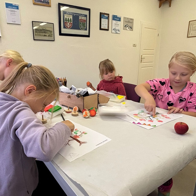 baumpflanzaktion-schulanfaenger-frankenhain-2025_01